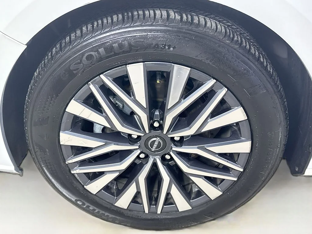 Used 2025 Glacier White Nissan 2.5 SV image 37
