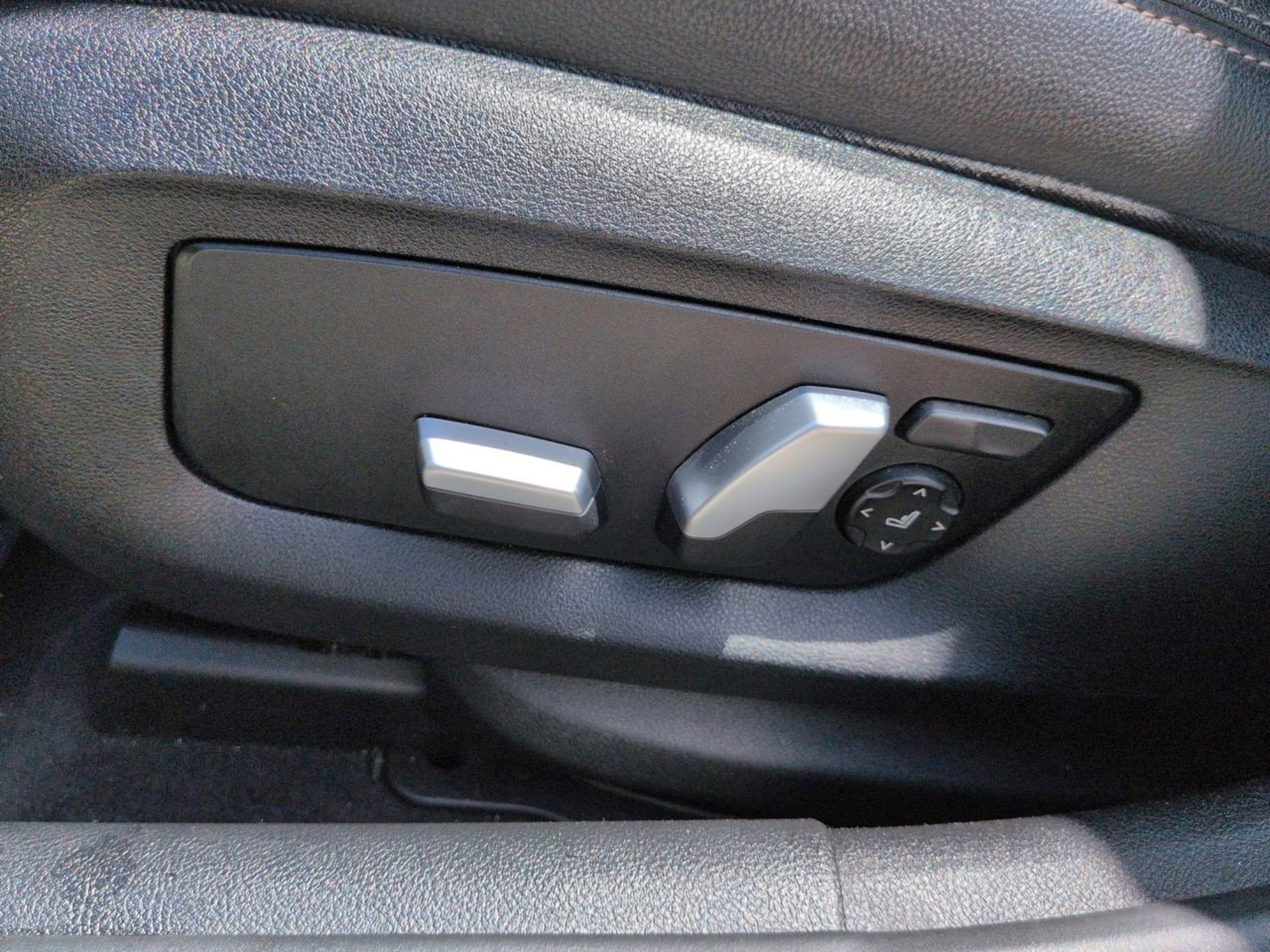 Used 2021 Dark Graphite Metallic BMW 540i image 18
