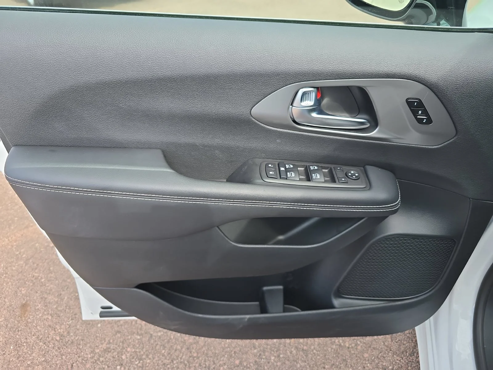 2025 Chrysler Pacifica Select - Photo 12