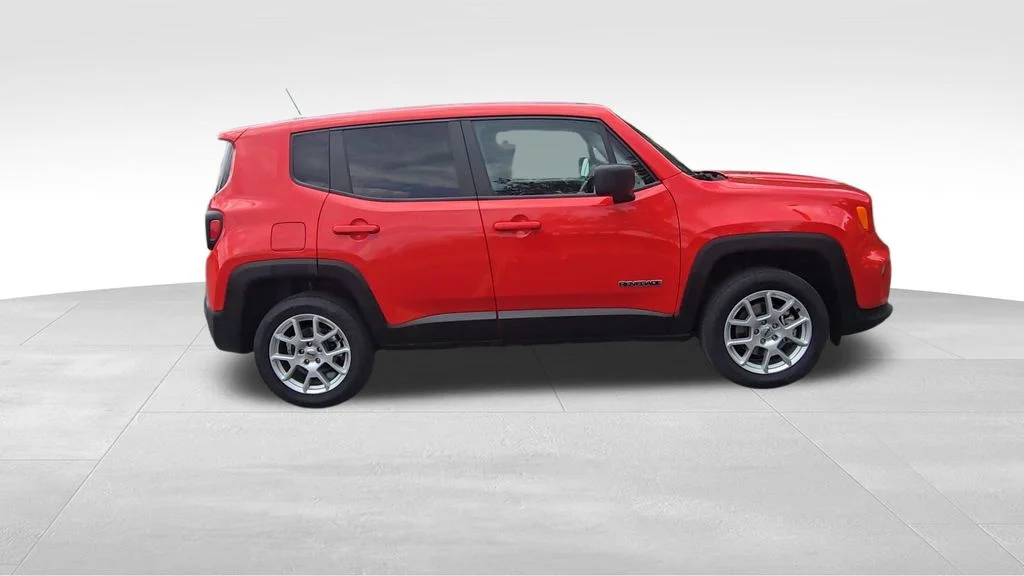 Used 2023 Red Jeep Latitude image 9