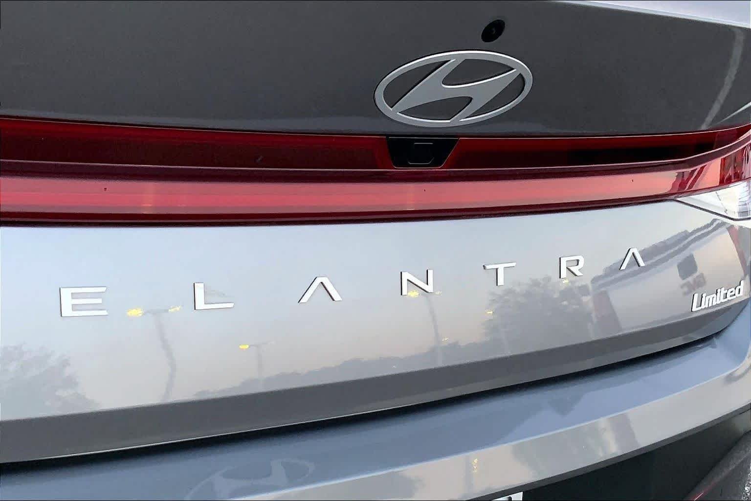 Used 2024 Fluid Metal Hyundai Limited image 28