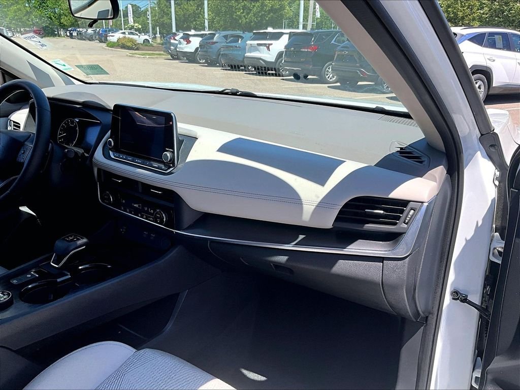 Used 2025 White Nissan SV image 13