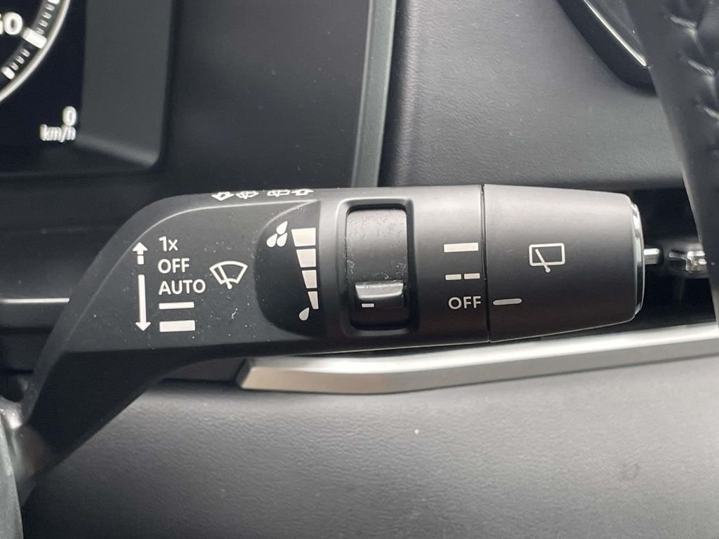 Used 2025 Cosmic Blue Metallic Mitsubishi SE image 13