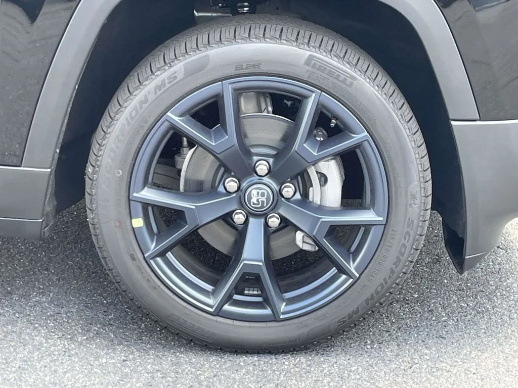 New 2026 Diamond Black Crystal Pearlcoat Jeep Laredo image 10