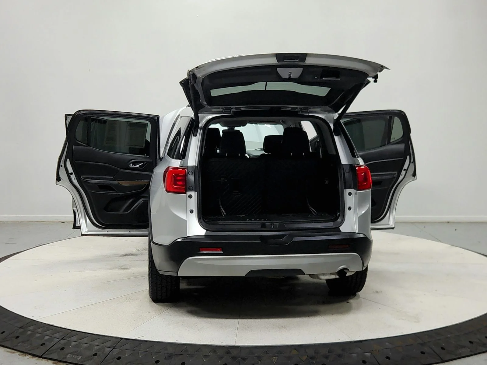 Used 2018 Silver GMC SLE-2 image 15