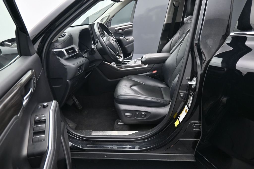 Used 2023 Black Toyota Platinum image 17