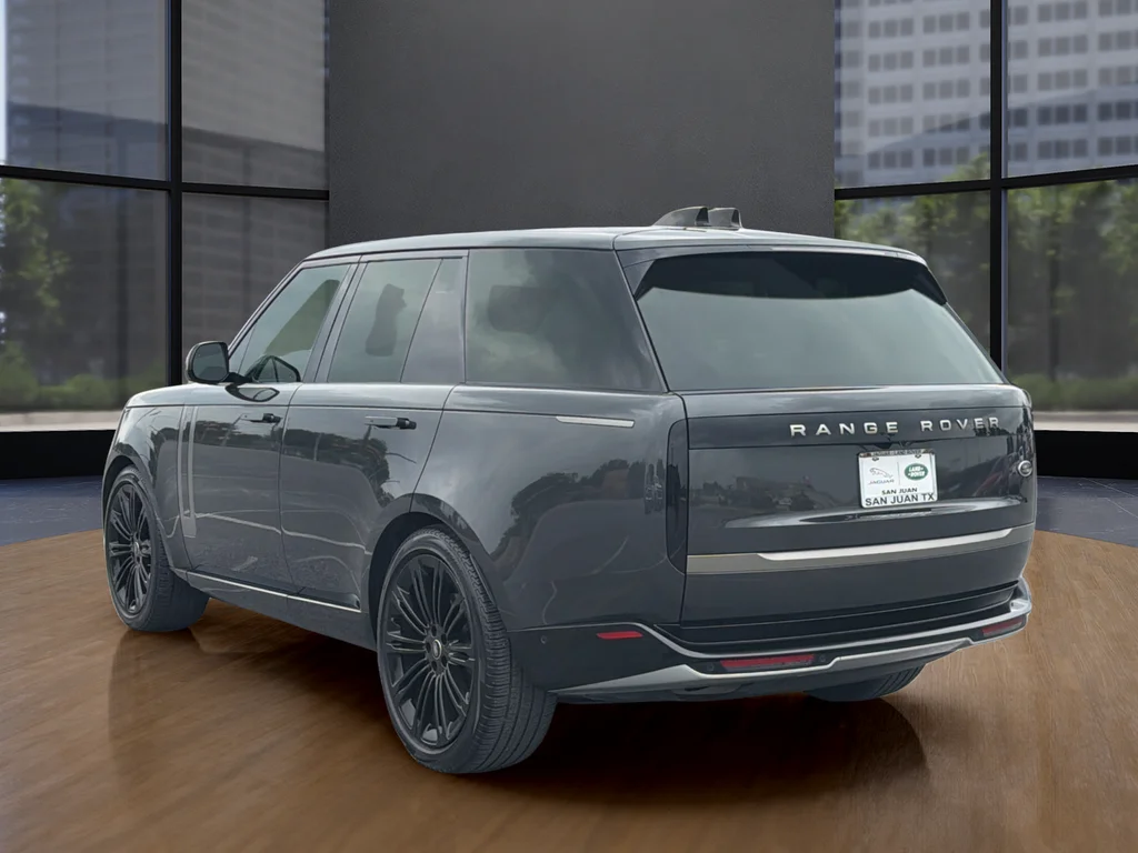 Used 2023  Land Rover SE image 15