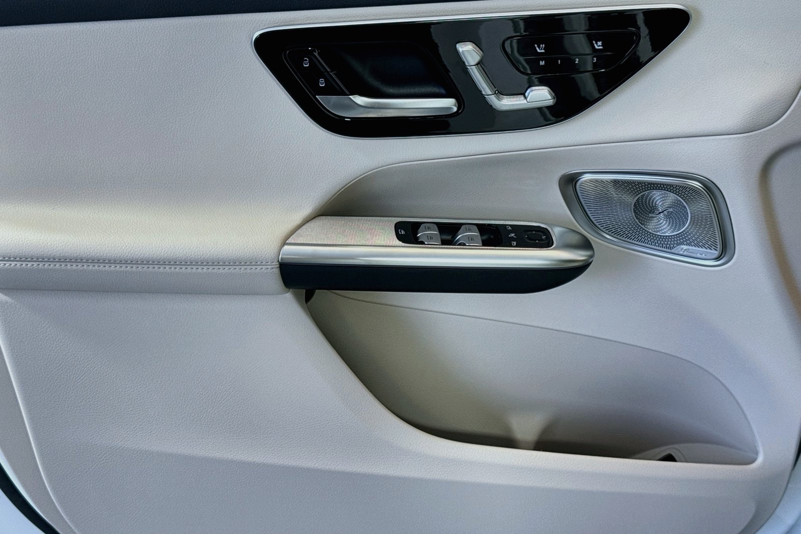 New 2026 Polar White Mercedes-Benz GLC 300 image 16
