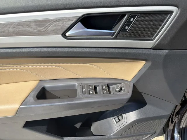 Used 2021 Black Volkswagen 3.6L V6 SE w/Technology image 15