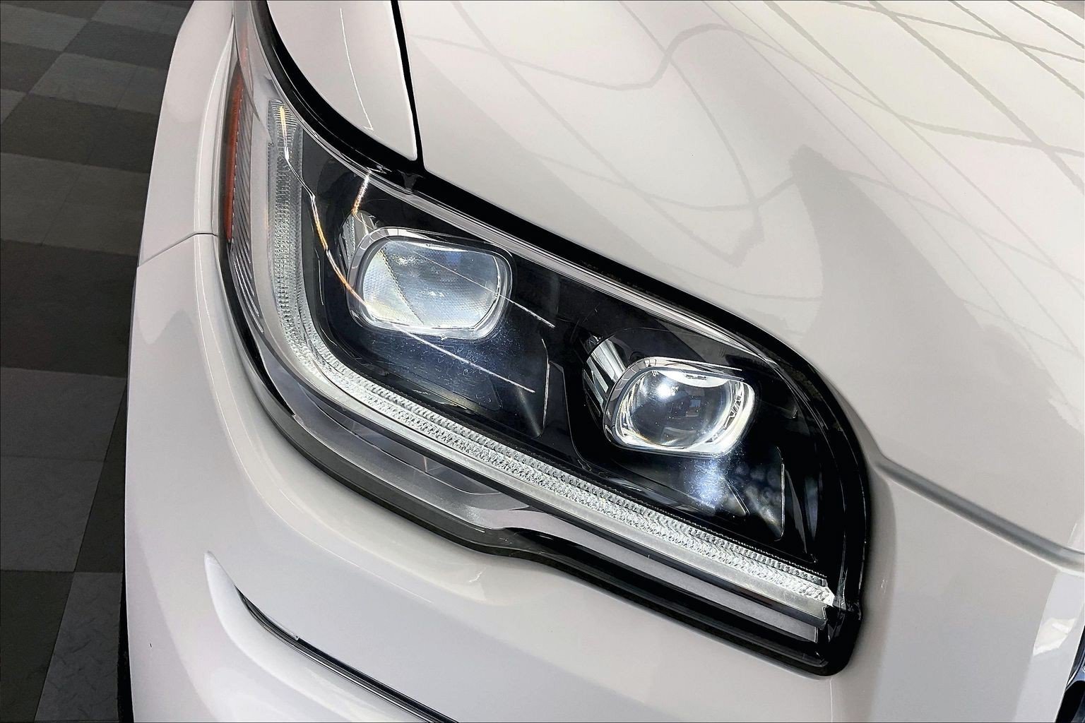 Used 2022 Pristine White Metallic Tri-Coat Lincoln Reserve image 27