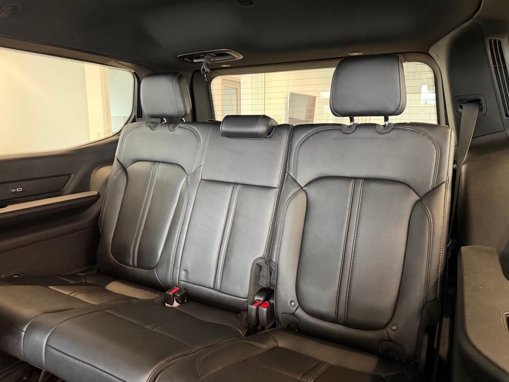 New 2026 Silver-Zynith Exterior Paint Jeep Limited Altitude image 35