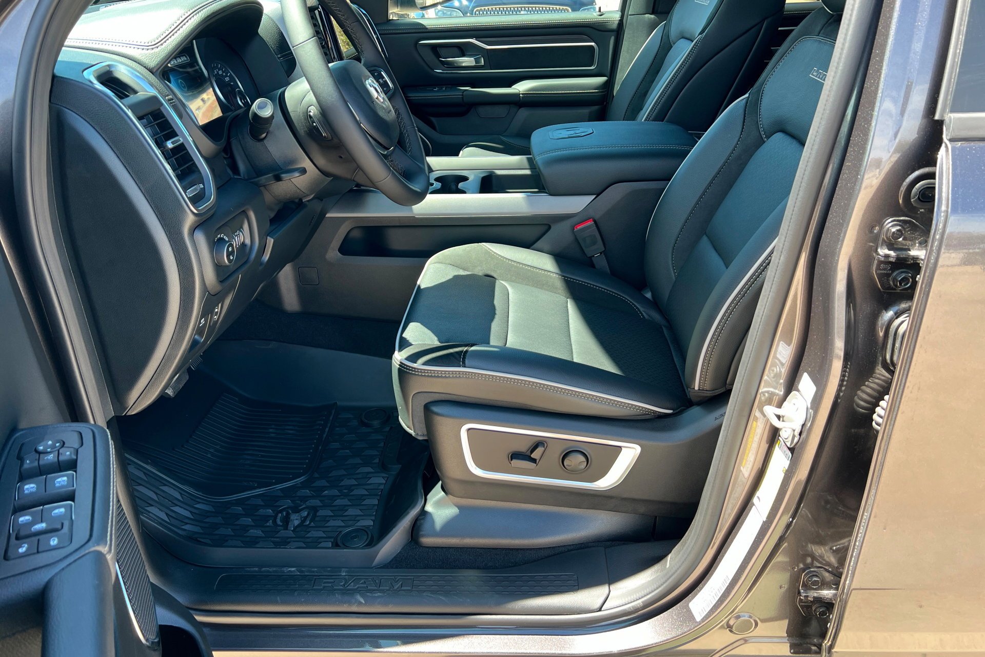 New 2026 Granite Crystal Metallic Clear-Coat Exterior Paint RAM Laramie image 18