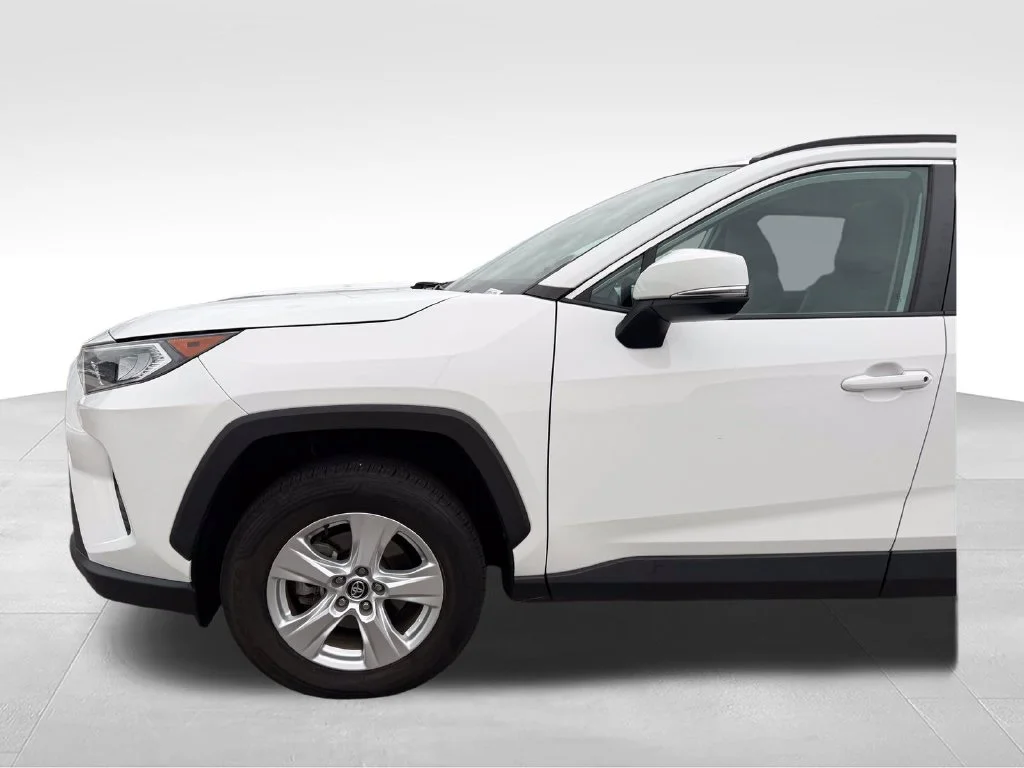 Used 2020 White Toyota XLE image 23