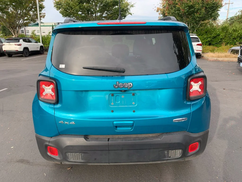 Used 2022 Bikini Metallic Clearcoat Jeep Latitude image 3