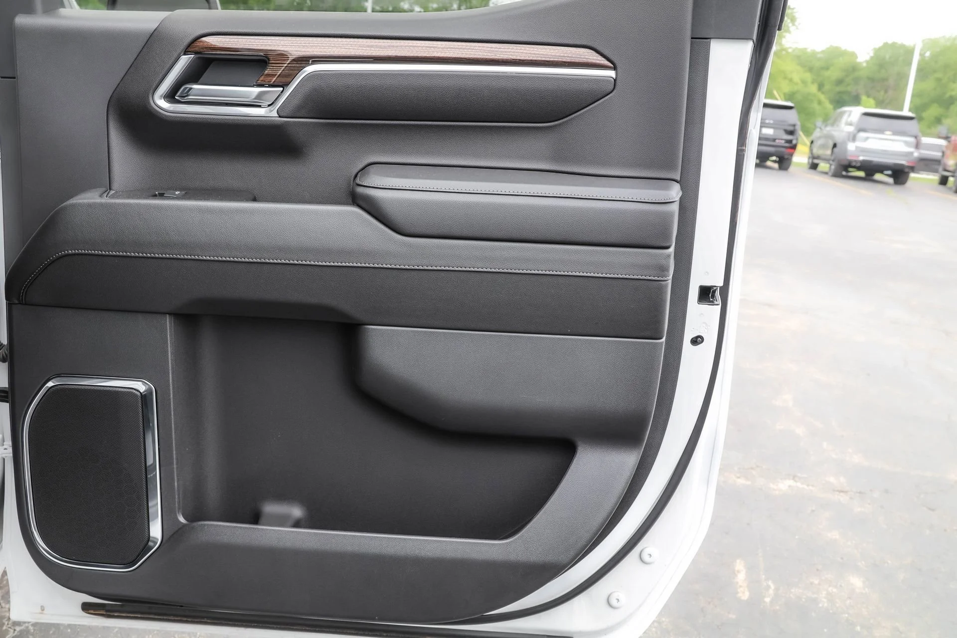 New 2025 Summit White Chevrolet LT (2FL) image 42