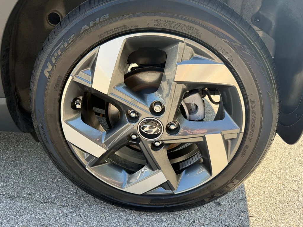 Used 2023 Shimmering Silver Hyundai SEL image 28