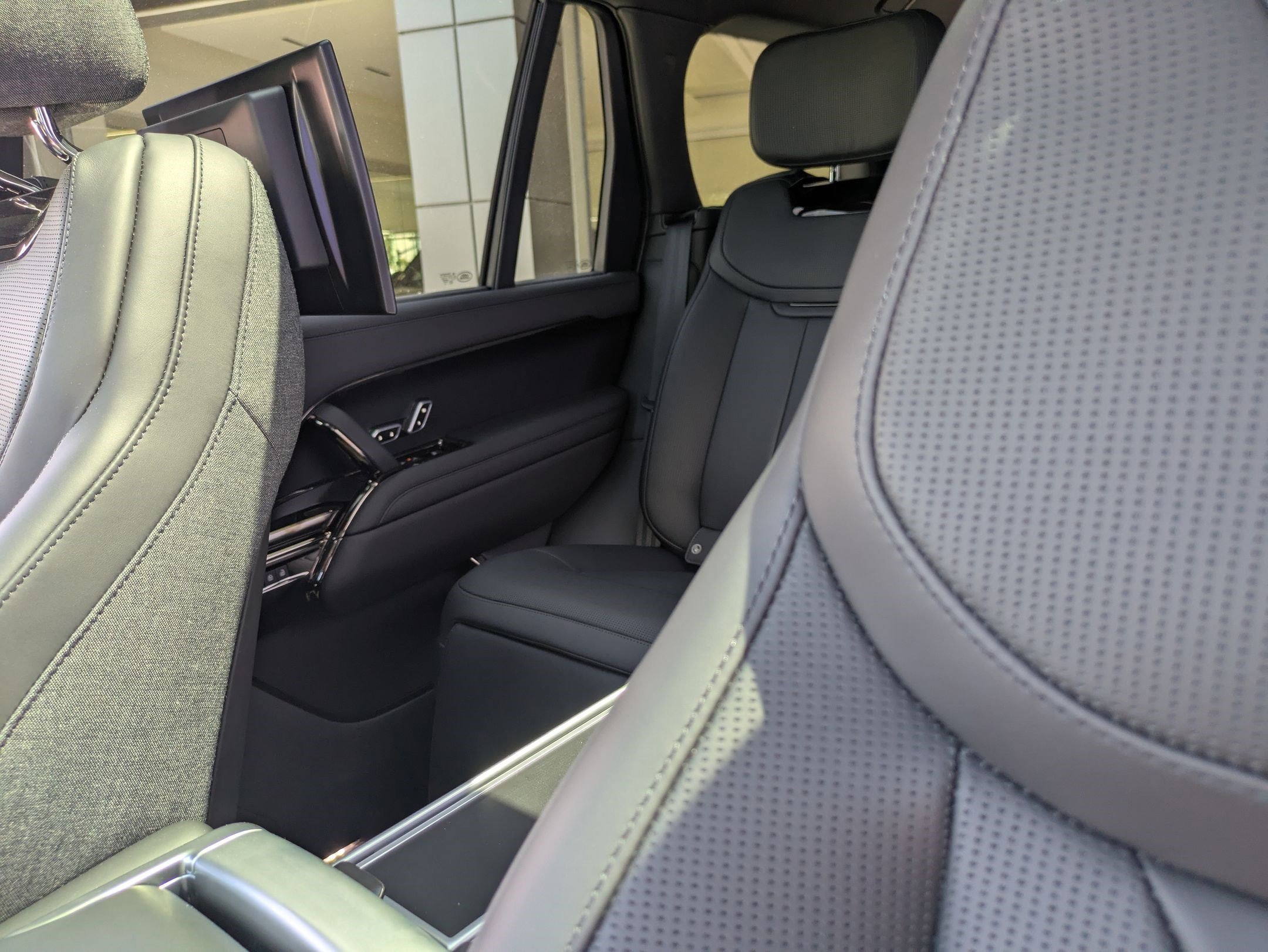 New 2025 Ostuni Pearl White Land Rover SV image 27