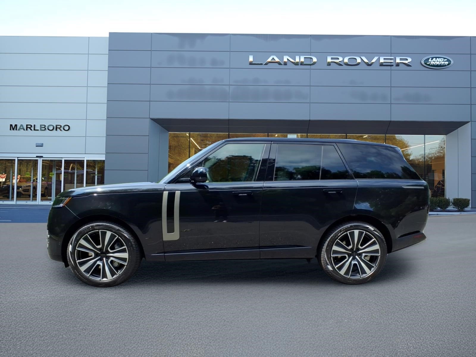 New 2026 Santorini Black Land Rover SE image 6