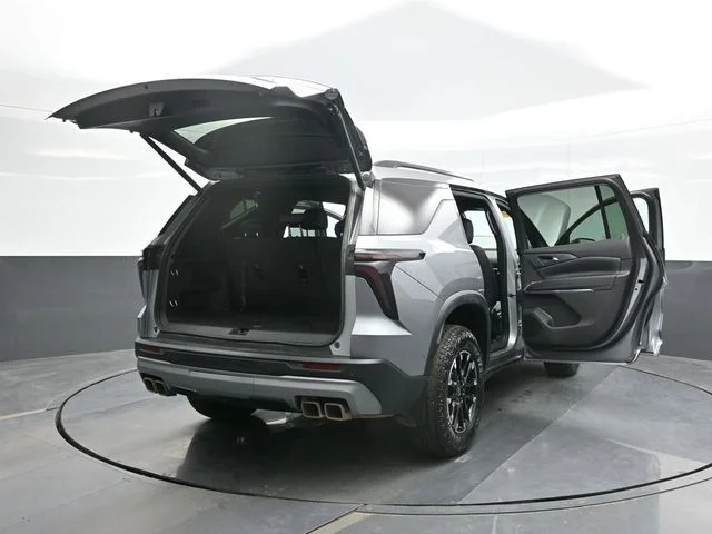 Used 2025 Gray Chevrolet Z71 image 29