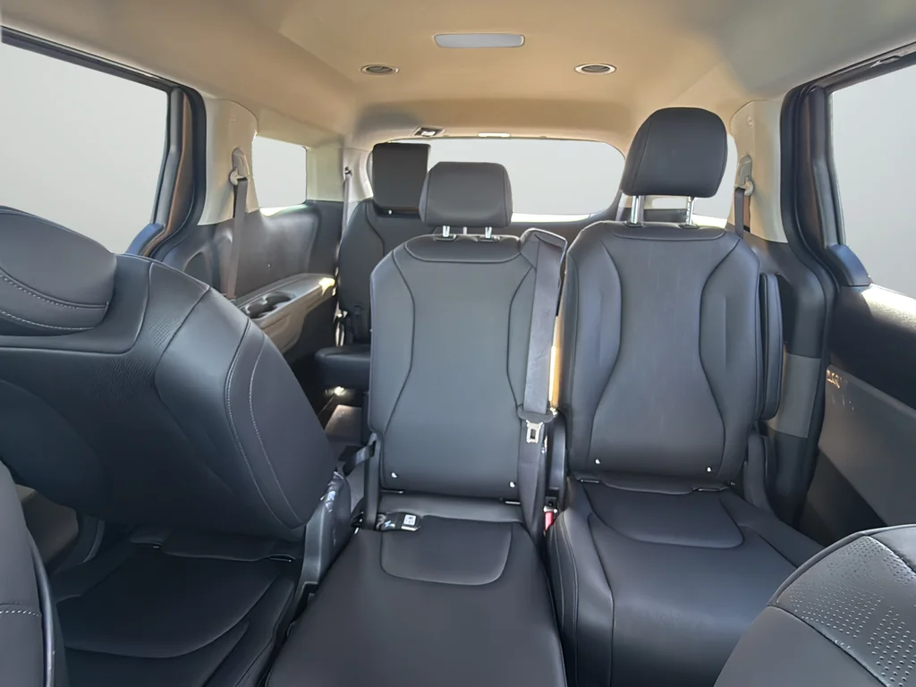 New 2027 Ceramic Silver Kia LXS image 46