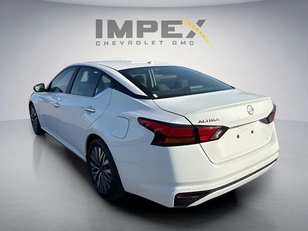 Used 2025 White Nissan SV image 3