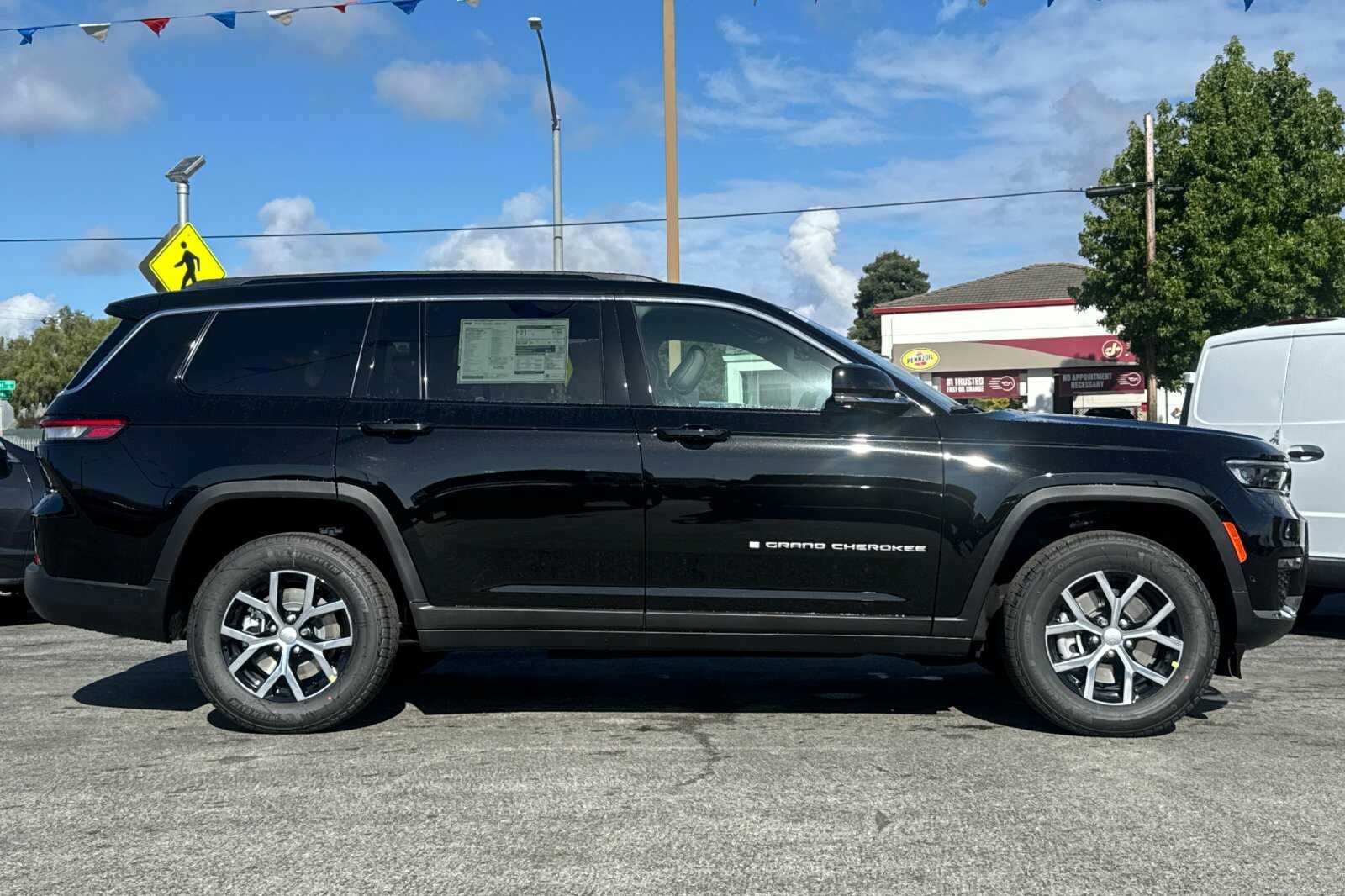 New 2025 Diamond Black Crystal Pearl-Coat Exterior Paint Jeep Limited image 3