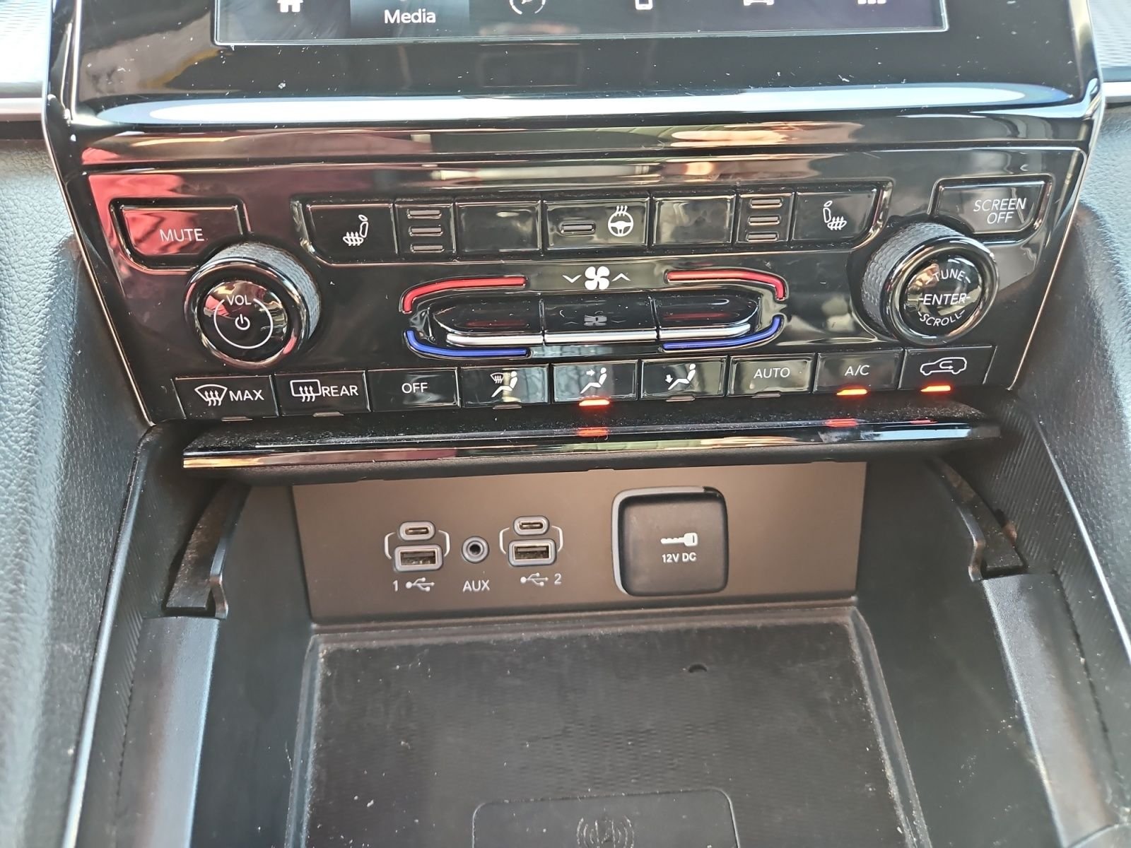 Used 2024 White Jeep Altitude image 27