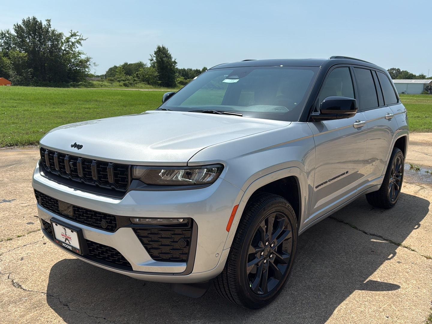 New 2026 Silver Zynith Exterior Paint Jeep Limited Reserve image 3