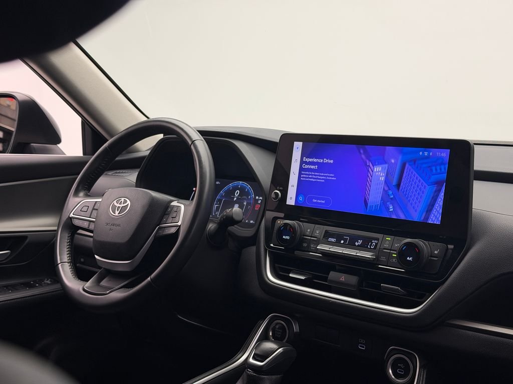 Used 2025  Toyota XLE image 41