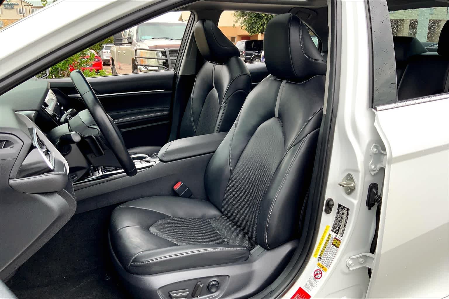 Used 2018 Wind Chill Pearl Toyota XSE V6 image 7
