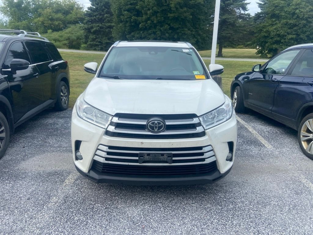 Used 2019 Blizzard Pearl Toyota XLE image 2
