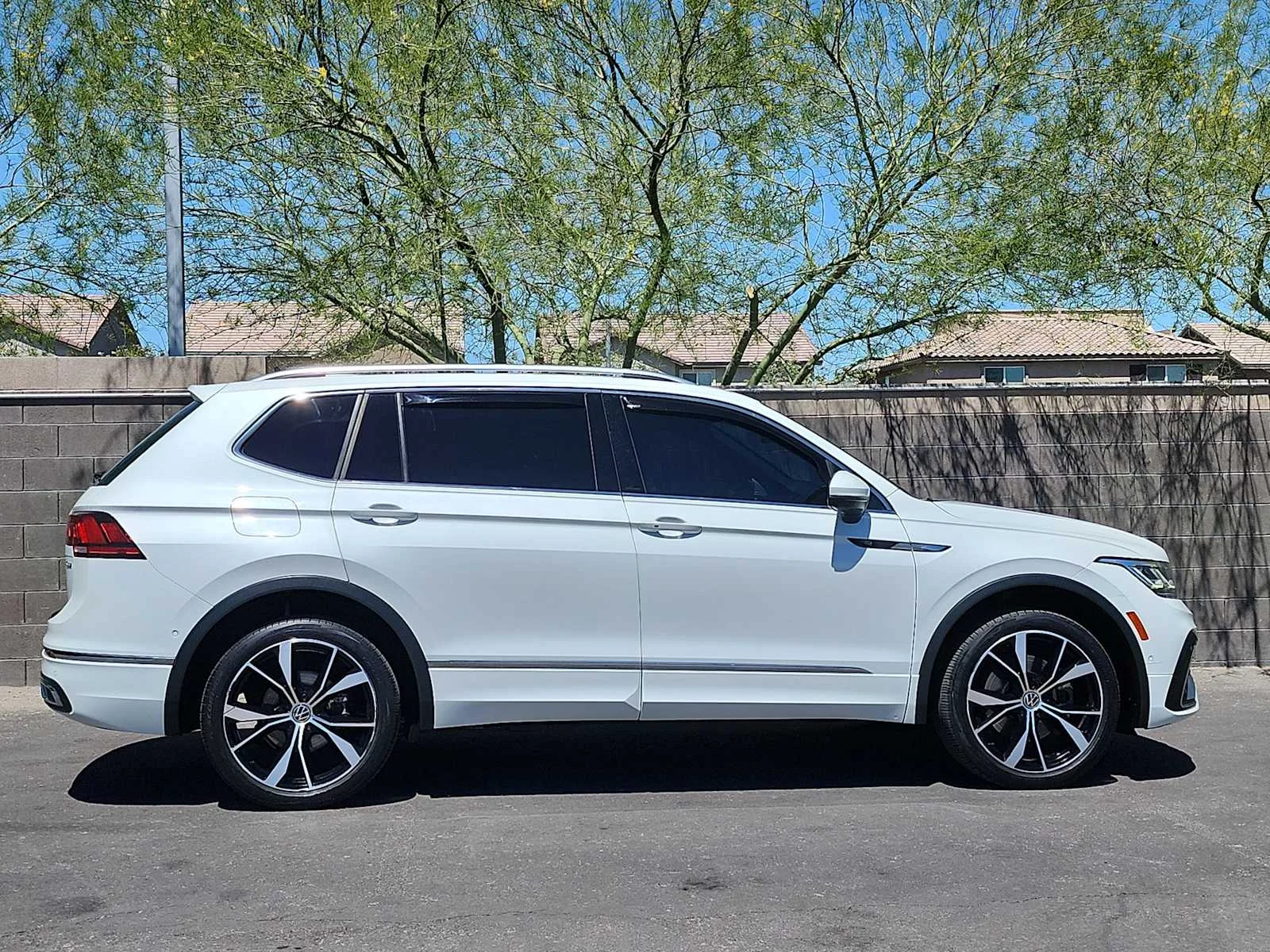 Used 2022 Oryx White Pearl Volkswagen SEL R-Line image 9