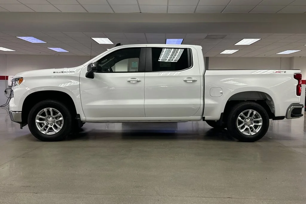 Used 2025 White Chevrolet LT image 7