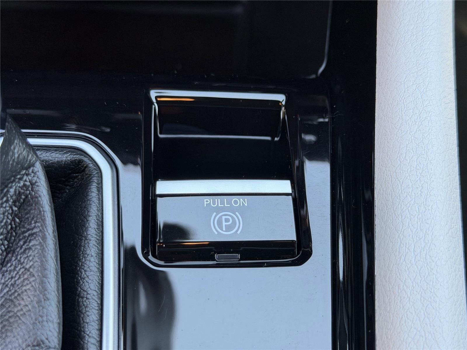 Used 2023 Diamond Black Crystal Pearlcoat Jeep Limited image 10