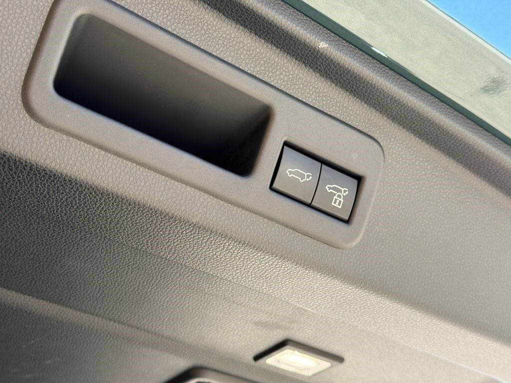 Used 2025 Everest Toyota Hybrid Trailhunter image 42