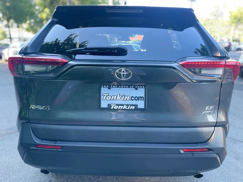 Used 2020 Magnetic Gray Metallic Toyota LE image 5
