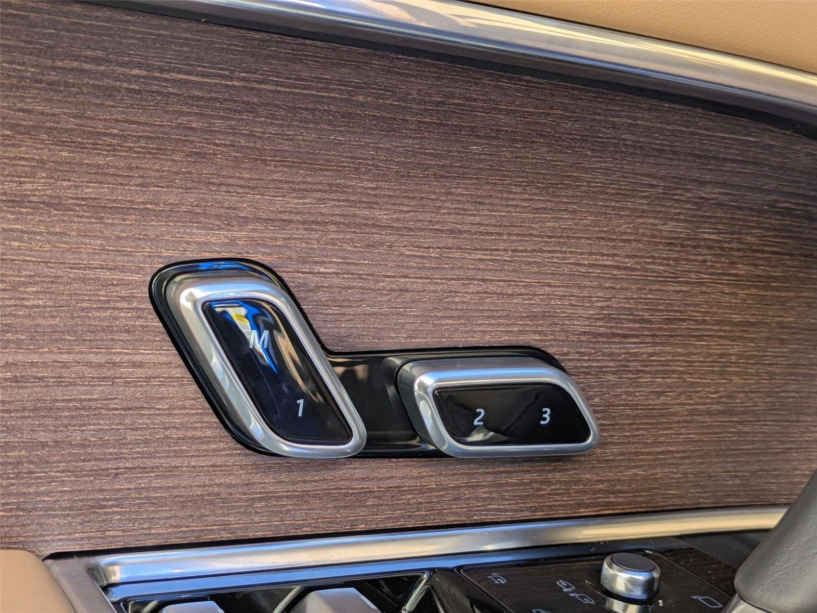 New 2026 Velocity Blue Land Rover SE image 15