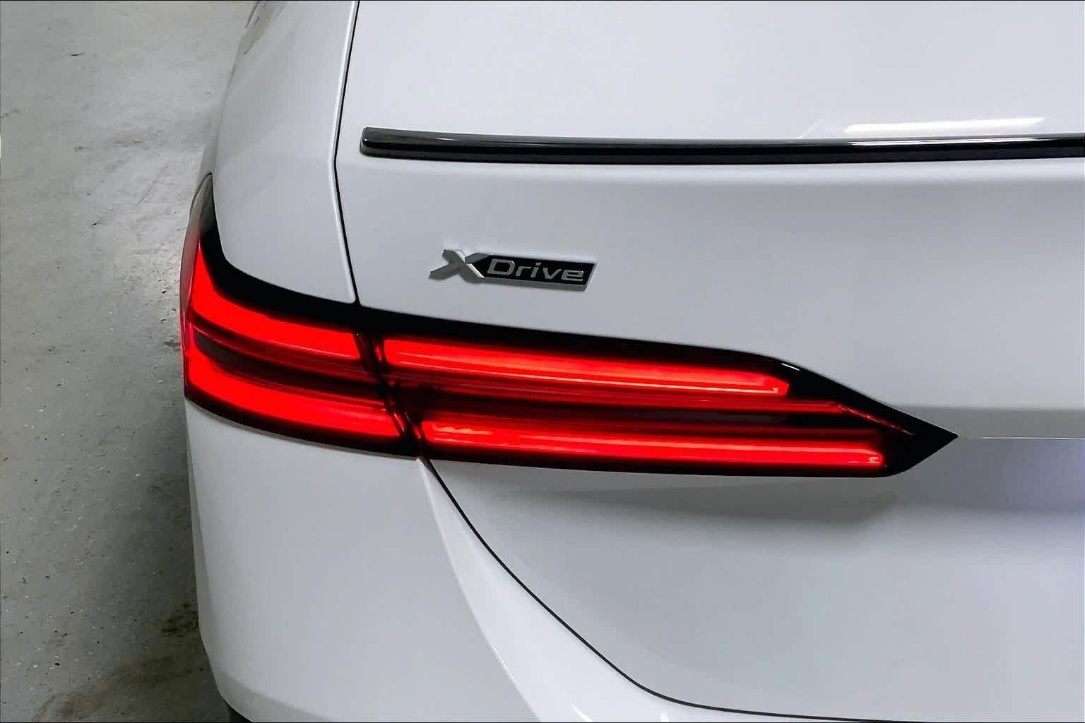 New 2027 300/Alpine Whit BMW 530i xDrive image 14