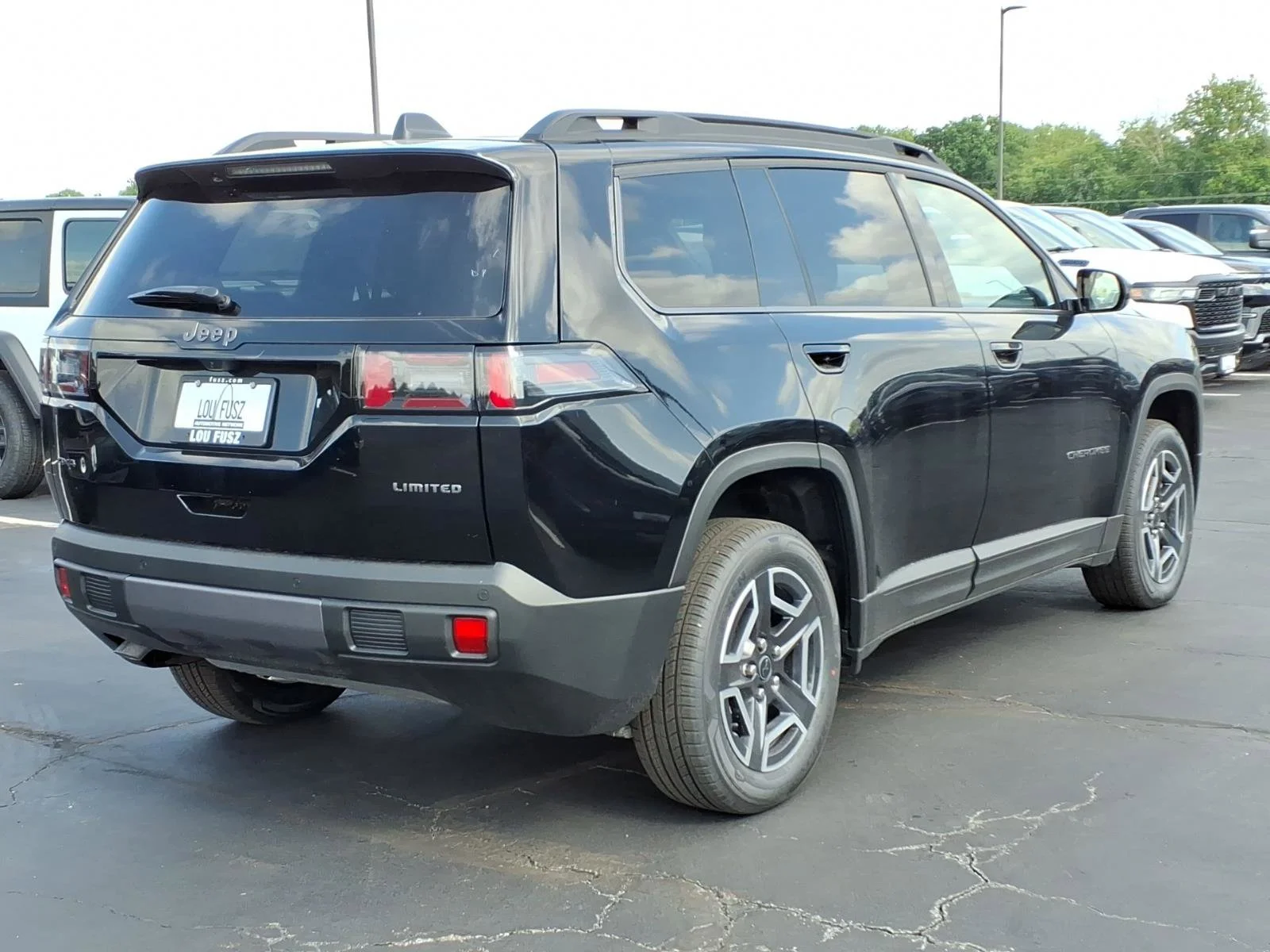 New 2026 Diamond Black Crystal Pearl-Coat Exterior Paint Jeep Limited image 17