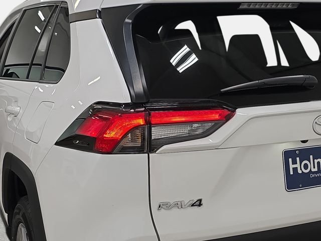 Used 2025 White Toyota XLE image 33