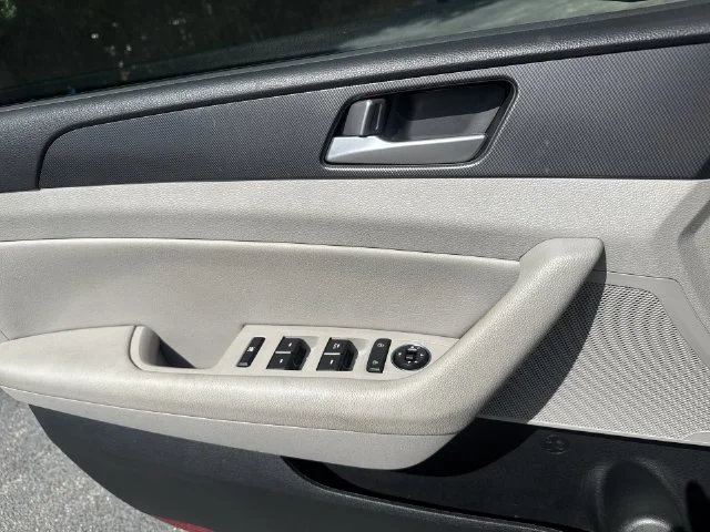 Used 2016 Silver Hyundai Sport image 27
