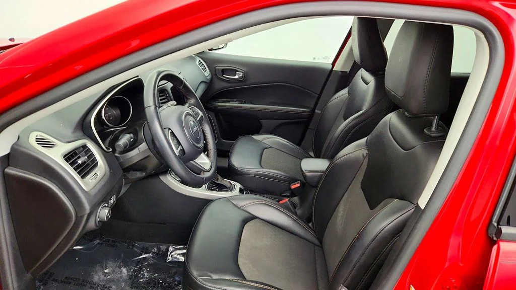 Used 2019 Redline Pearlcoat Jeep Latitude FWD image 19