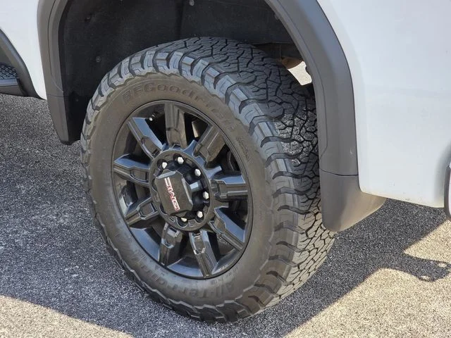 Used 2025 Summit White GMC AT4 image 8