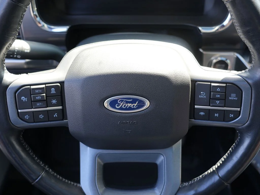 Used 2023  Ford Lariat image 24
