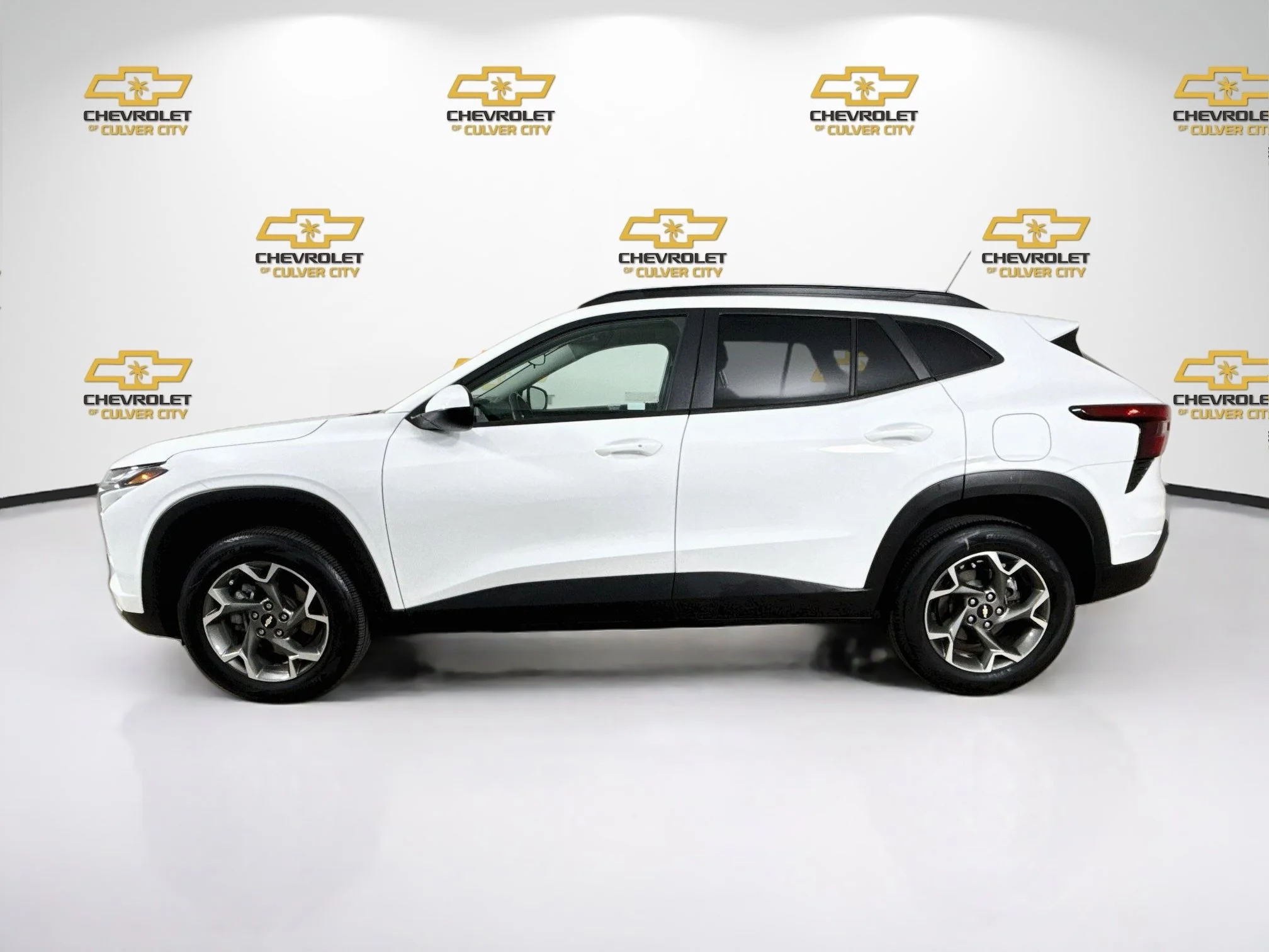 Used 2025 Summit White Chevrolet LT image 5
