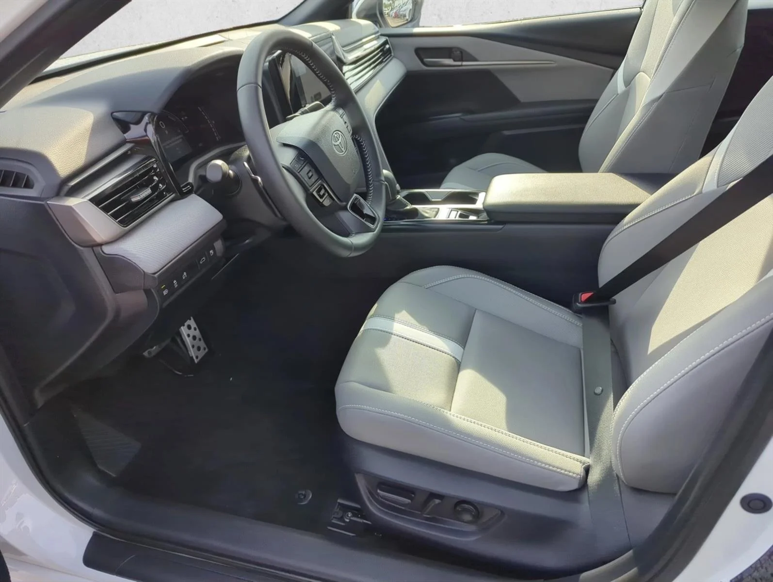 Used 2026 Ice Cap Toyota SE image 13