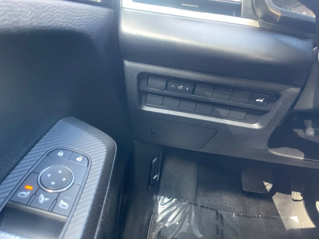 Used 2024 White Mitsubishi SE image 25