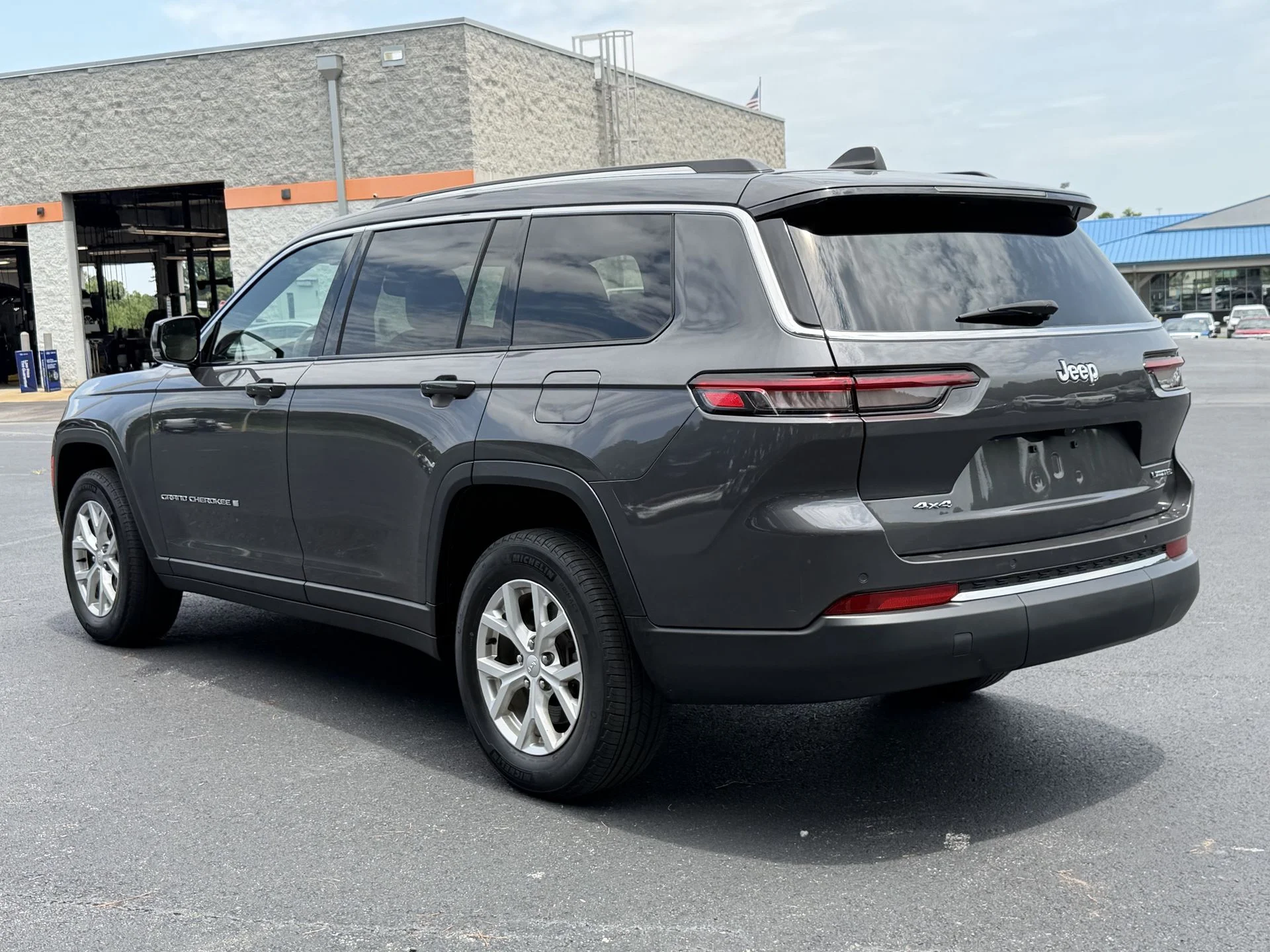 Used 2023 Metallic Jeep Limited image 13