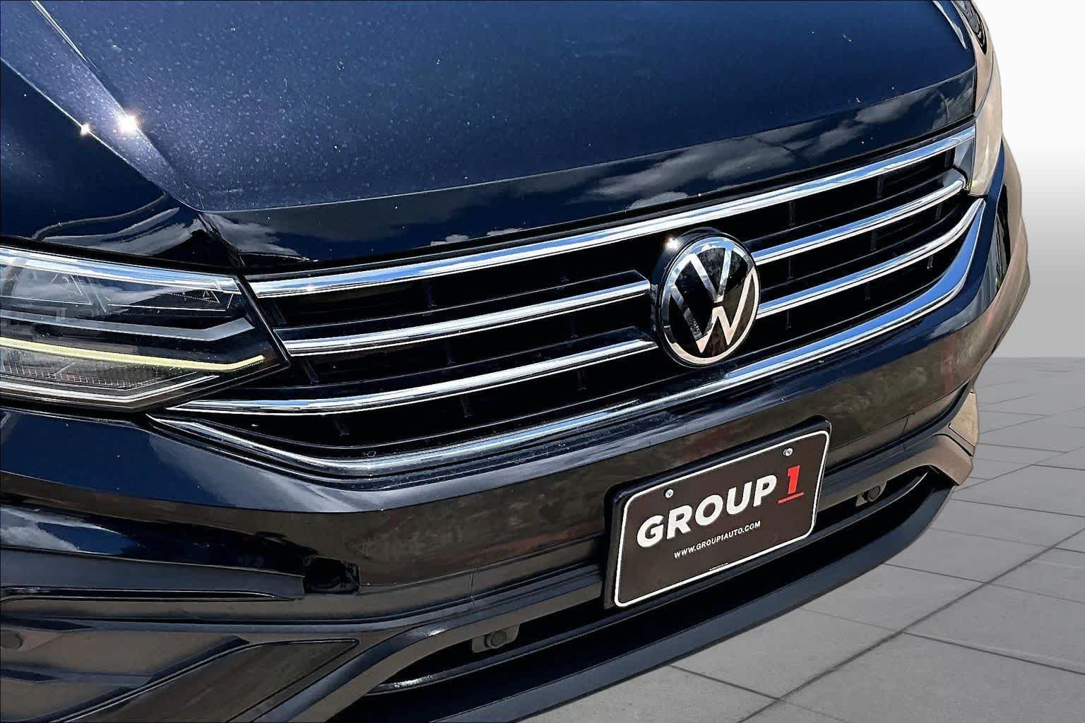 Used 2022 Deep Black Pearl Volkswagen SE image 29