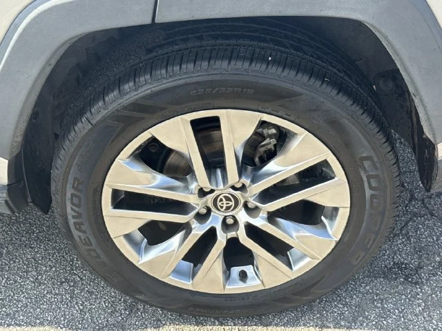 Used 2021 Silver Toyota XLE Premium image 19